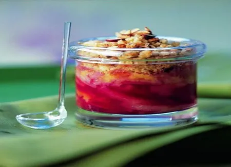 Petits crumbles poires-prunes aux noisettes