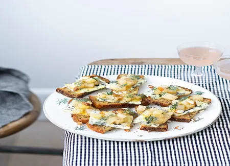Petits toasts à la fourme d'ambert et à la compotée de poire