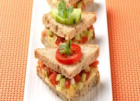 Petits triangles à l'houmous et tartare de légumes