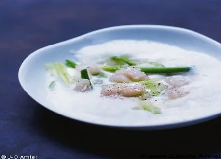 Pétoncles en bouillon de lait de coco et fève de tonka