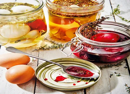 Pickles d'oeufs à la moutarde, aux oignons nouveaux et à la betterave