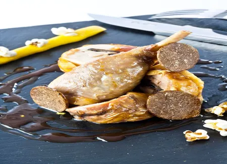 Pintade fermière d'auvergne en deux actes, purée fine de maïs, jus court à la genièvre