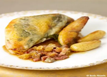 Pintade aux herbes farcie sous la peau