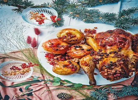 Pintade farcie aux fruits secs et pain d'épices, pommes et groseilles