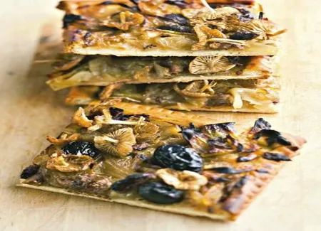 Pissaladière aux mousserons et aux olives noires