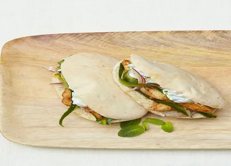 Pitas au poulet, sauce concombre