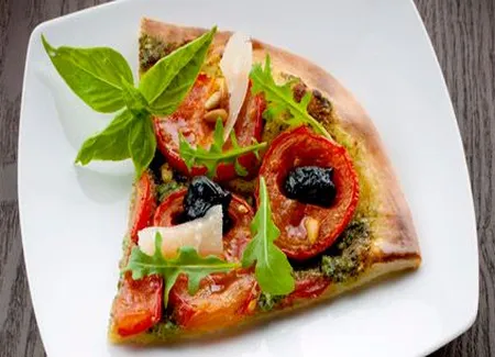 Pizza au pistou, basilic et tomates