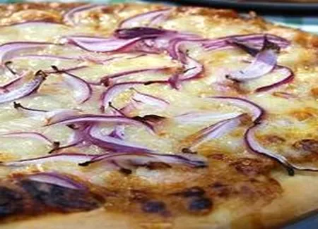 Pizza aux crevettes au pesto de poivron rouge