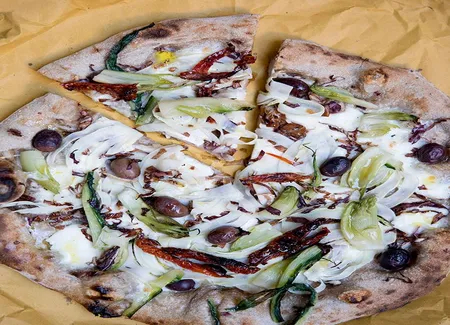 Pizza aux légumes frais et à la farine intégrale