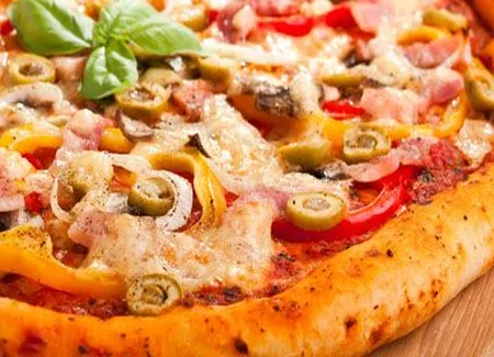 Pizza aux olives et aux deux fromages