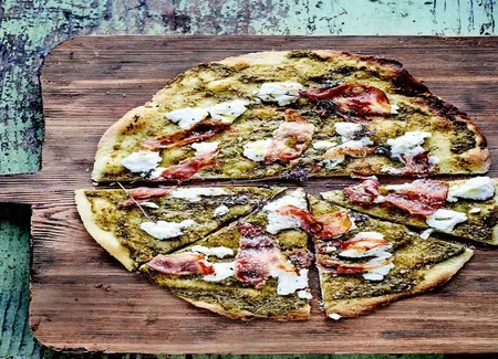 Pizza fondante à la tapenade verte