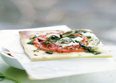 Pizza tomates, mozzarella et pesto