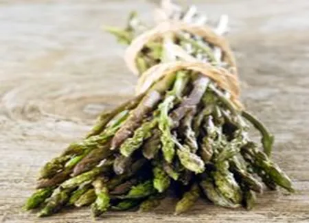 Poêlée d'asperges vertes aux pignons