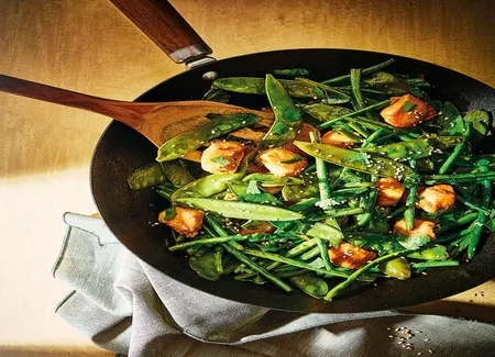 Poêlée de pois gourmands et haricots verts, poulet au miel