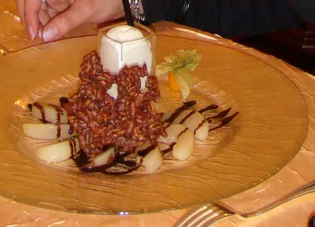 Poire, riz soufflé au chocolat, mousse d'amande