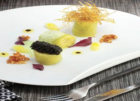 Poireau vinaigrette au caviar et son crumble de parmesan de philippe etchebest