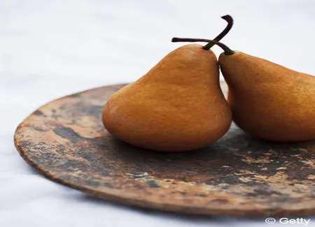 Poires fumées au thé noir et cardamome
