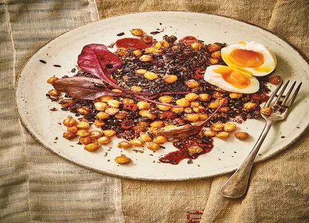 Pois chiches grillés au riz noir, miso et oeufs mollets