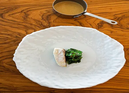 Poisson bleu, blette, olive noire et sauce albufera de la mer