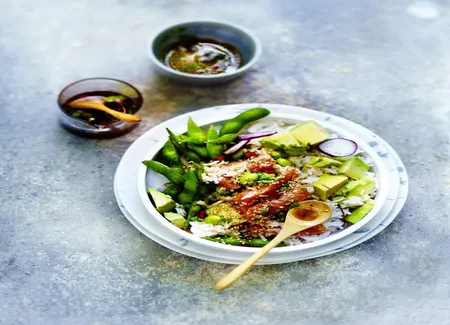 Poke bowl saumon, légumes, sauce sésame