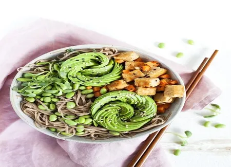 Poke bowl vegan aux nouilles soba