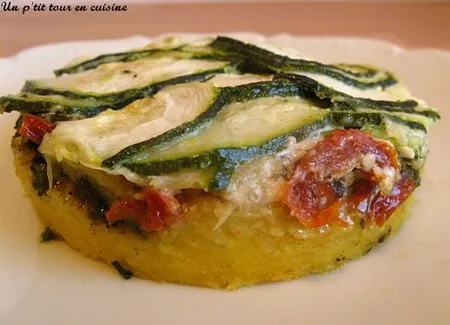 Polenta au pistou, tomates séchées et courgettes