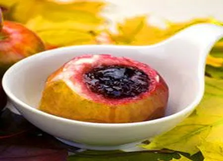 Pomme au four à la confiture de framboise