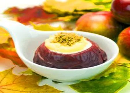 Pomme au four à la crème et aux noix