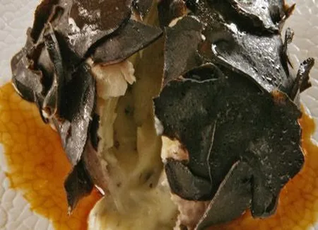 Pomme de terre en habit de truffes noires