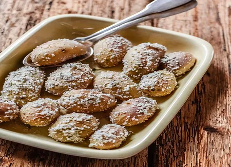 Pommes de terre cuites au gros sel et salicornes