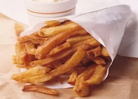Pommes de terre frites au romarin avec du sel citronné