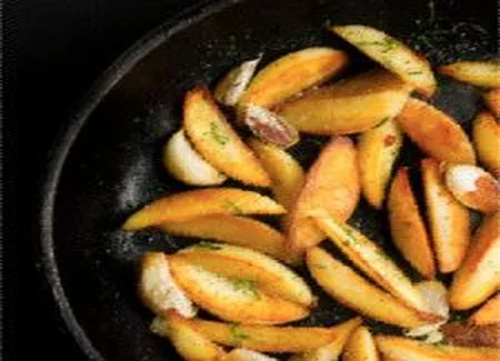 Pommes de terre nouvelles cuites avec du sel de mer et du romarin