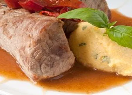 Porc, piment marinés et polenta basilic