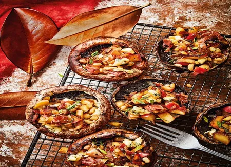 Portobello farcis pomme, fourme d'ambert, pignons et jambon fumé