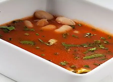 Potage aux haricots et tomate