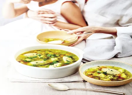 Potage aux légumes et quenelles de volaille