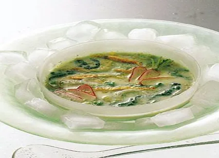 Potage de laitue et de volaille au lait de coco