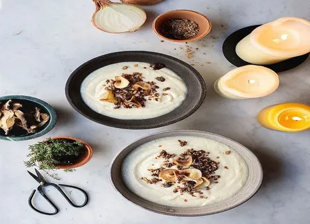 Potage de panais, granola et chips de panais