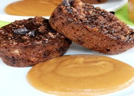 Pouding brioché et chocolaté, purée de poires caramélisées au sirop d'érable