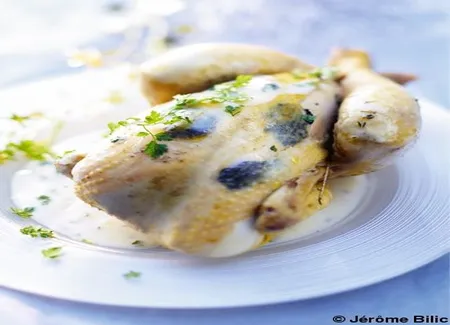 Poularde pochée à la crème