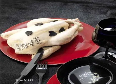 Poularde tatouée, diamants noirs éphémères
