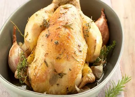 Poulet fermier des landes aux brindilles d'herbes sèches