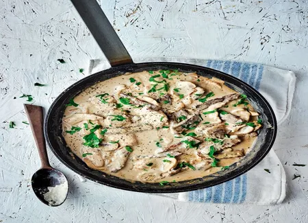 Poulet et boeuf, sauce poivre et fromage (cock and bull)