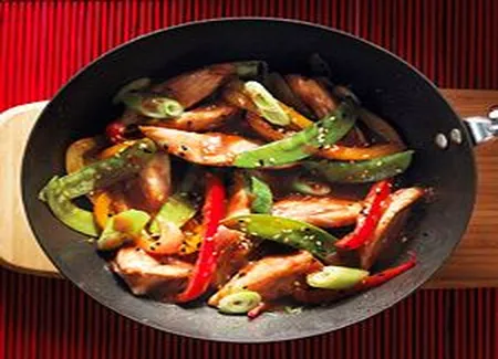 Poulet et légumes sautés, sauce sucrée-salée