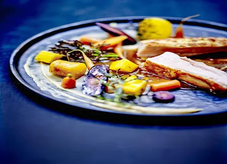 Poulet fermier, purée de panais et jus à l'écorce de citron