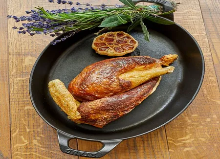 Poulet fourré au foie gras et à la brioche