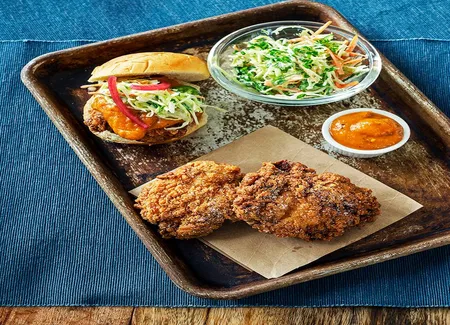 Poulet frit mariné, potiron hot sauce et salade de choux