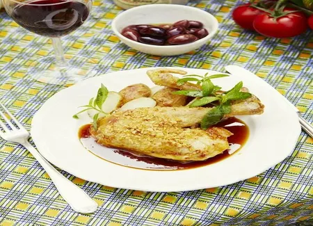 Poulet jaune des landes à la verveine, rattes et crispy d'oignon
