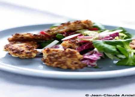 Poulet pané aux noisettes, salade de jeunes pousses