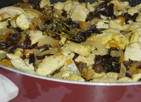 Poulet parfumé aux champignons noirs